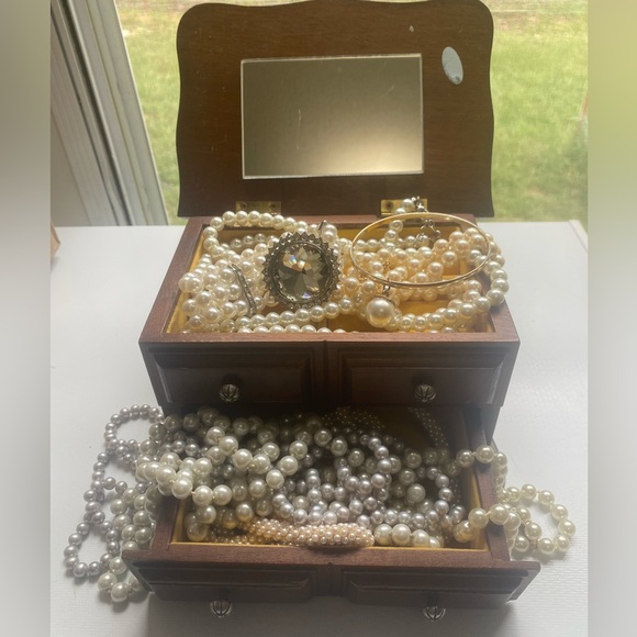 Jewelery Box and Pearls - Picture 2 of 2